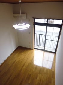 Living and room. bus ・ Restroom ☆ It is the year 2000 Built in the room!