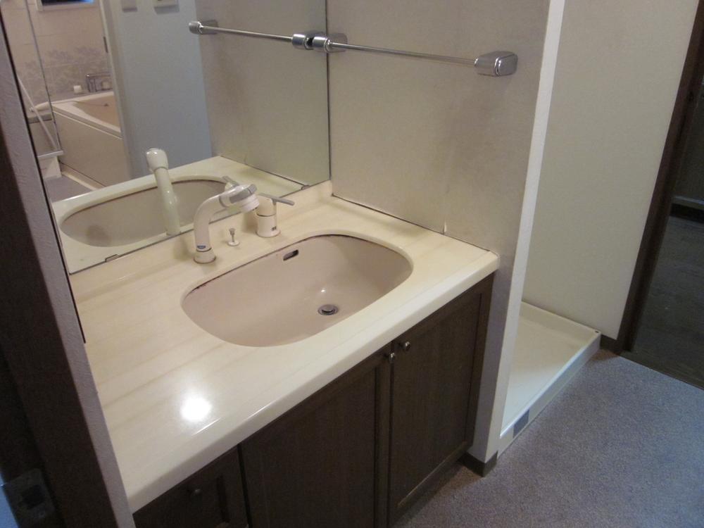 Wash basin, toilet. Wash basin