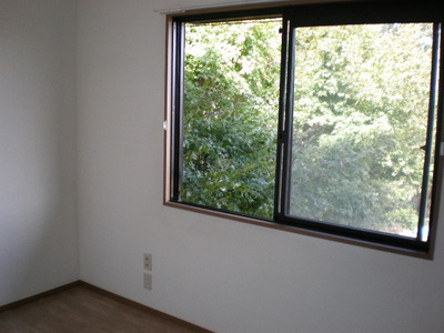 Living and room. It is located in a quiet residential area