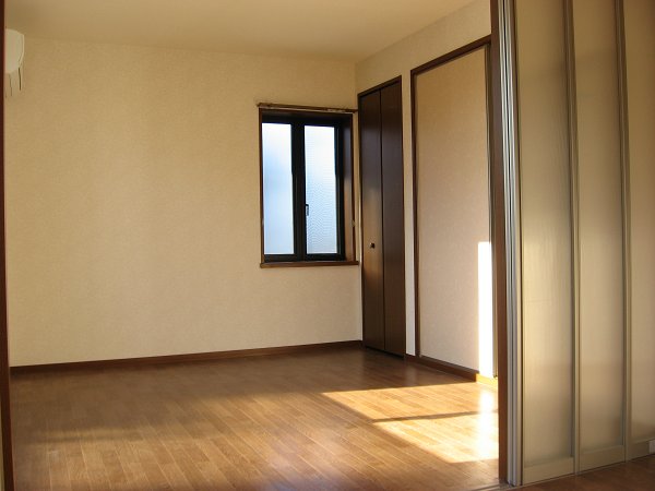 Living and room. Because it is a corner room, It is also a happy day. .