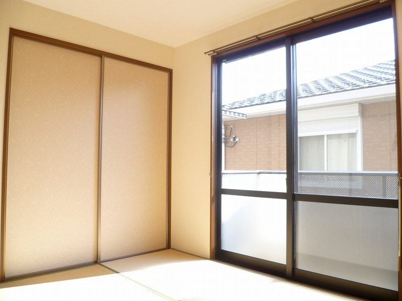 Other room space. Because it has a window Even in the Japanese-style room. .