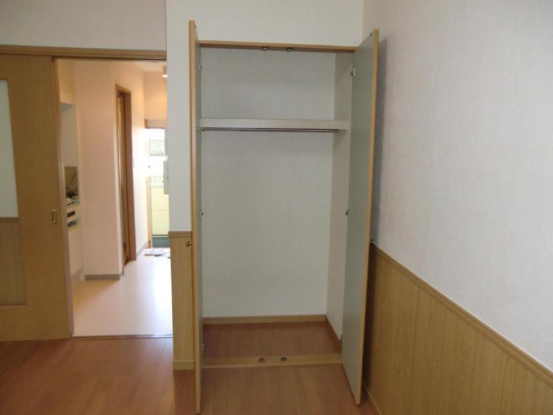 Receipt. Closet There is little depth