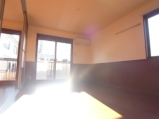 Living and room. It is air-conditioned! !