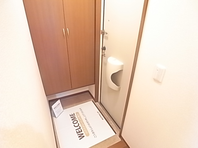 Entrance. I am happy there is a shoebox.