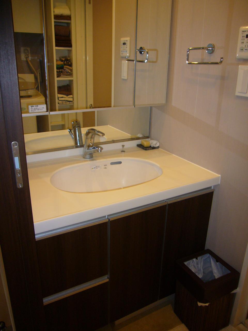 Wash basin, toilet. Indoor (12 May 2013) Shooting