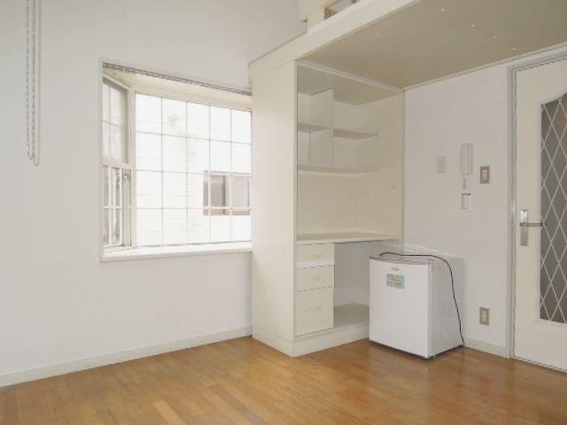 Living and room. Day good. Bright room.