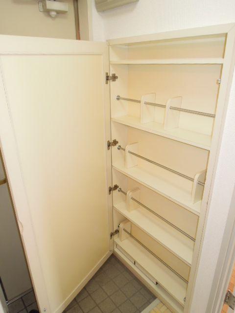 Receipt. Shoe box equipped in the front door.