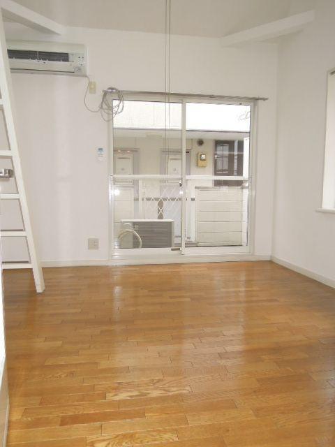 Living and room. Living environment is good in a quiet residential area.