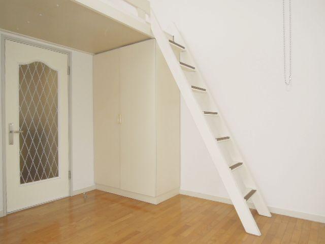 Living and room. It comes with a loft of spread