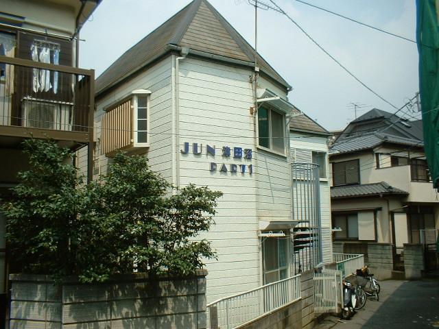 Living and room. Tongari is cute out of the roof