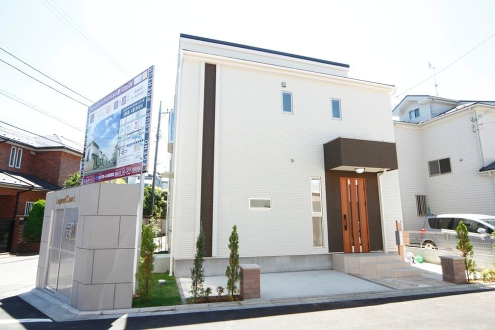 Building plan example (exterior photos). The appearance of the modern style. 