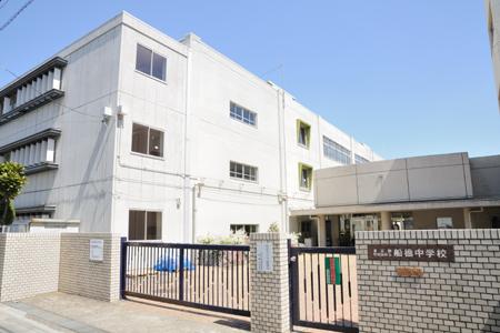 Junior high school. 880m to bridge junior high school