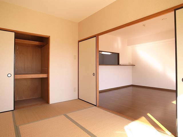 Other room space. The rooms are airy and remove the partition.