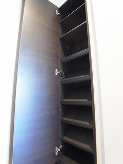 Entrance. Large capacity shoe box