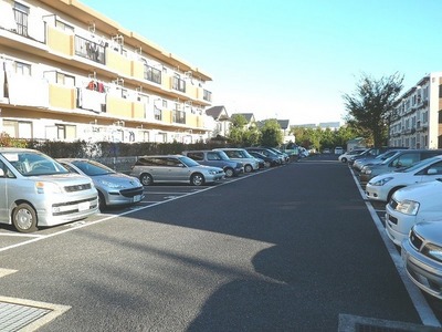 Building appearance. Tokuyu fare of rental properties which arranged so as to surround the parking lot.