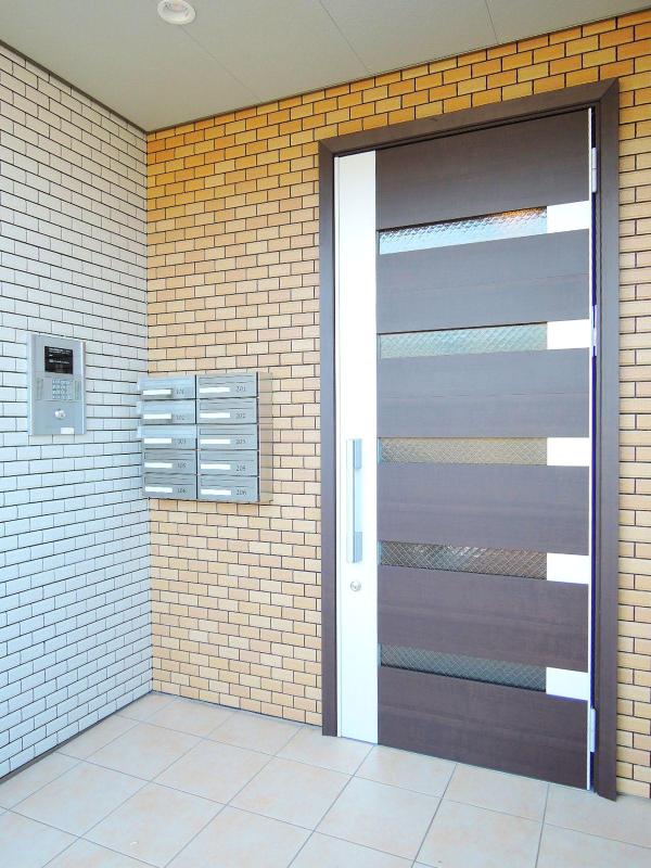 Other. Auto-lock equipped