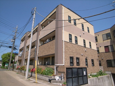 Building appearance. Situated in a quiet, residential area. It is very quiet living environment! ! 