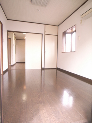 Living and room. Flooring is shiny ☆