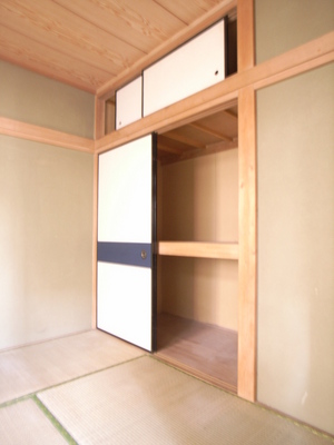 Receipt. Closet of the upper closet storage space