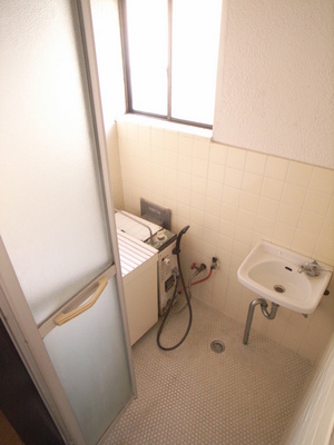 Bath. Even in the bath is bright because there is a ventilation window!