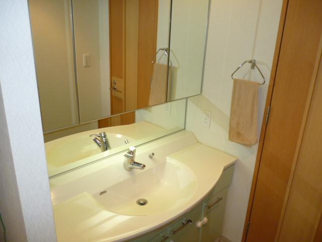 Wash basin, toilet. Indoor (10 May 2013) Shooting