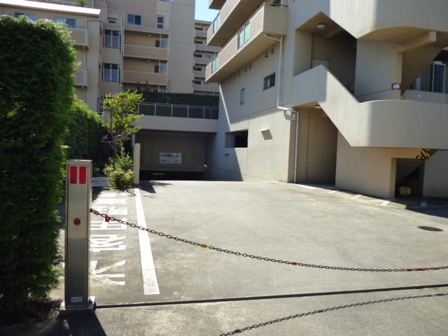 Parking lot. Parking gate / Common areas