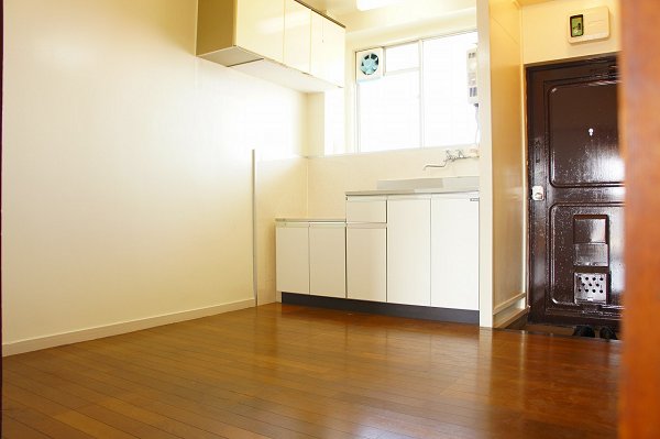 Living and room. Ventilation because there window ◎