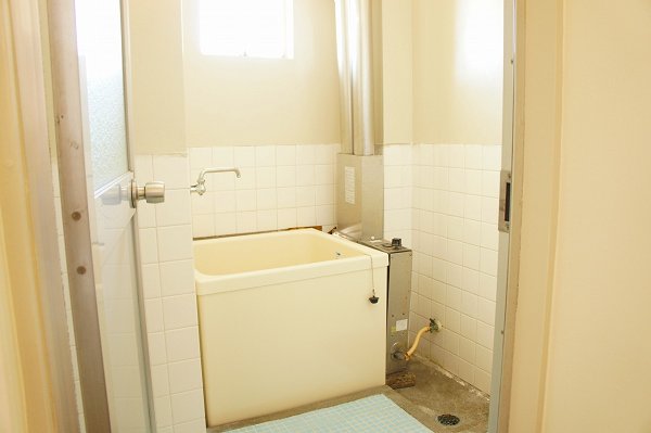 Bath. Ventilation in there window ◎