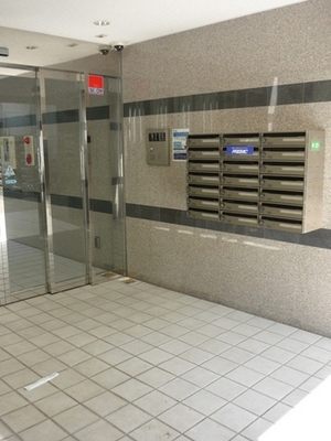 Entrance. It is also safe security surface with auto-lock ☆