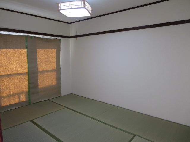 Non-living room. Japanese-style room another angle.