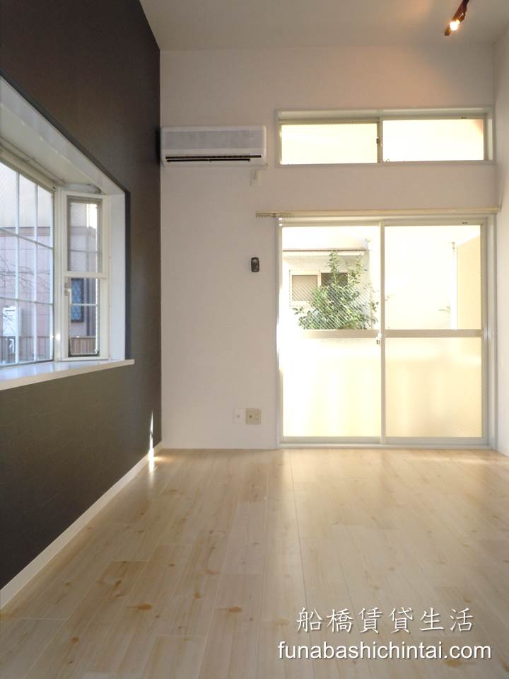 Living and room. Bay window there, It is a two-sided lighting! 