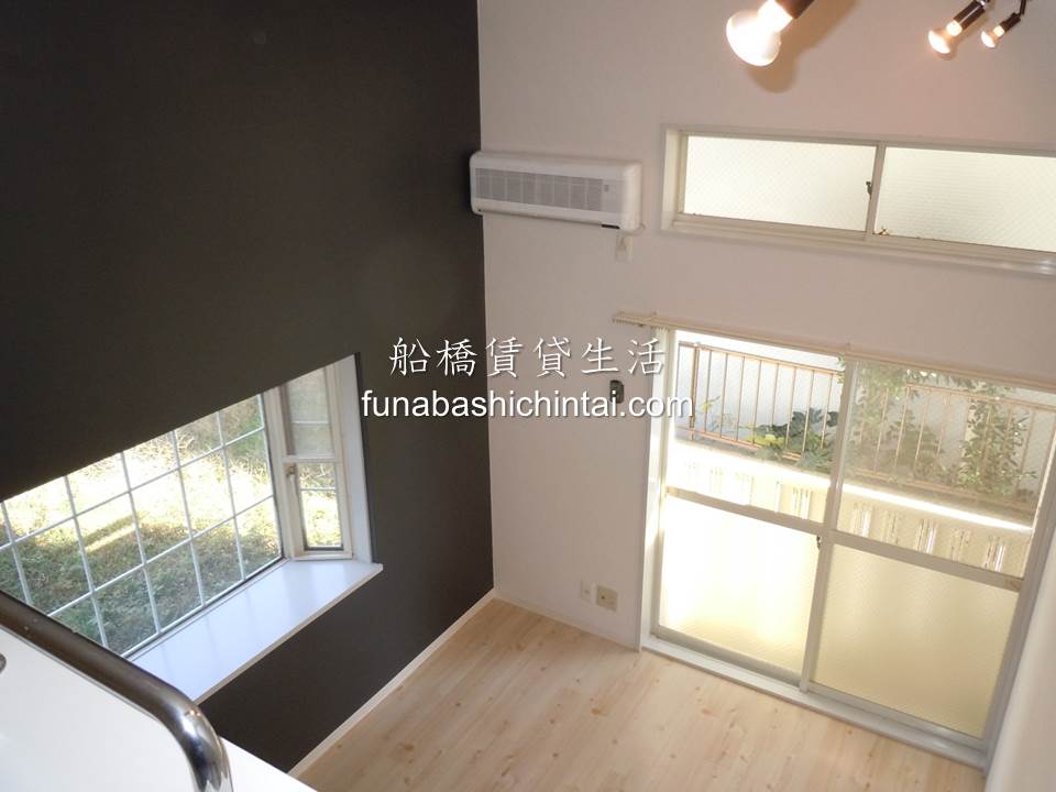 Living and room. The room is bright! 