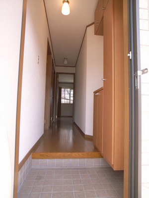 Entrance. Straight line on the left side Western-style 6 quires from the front door!