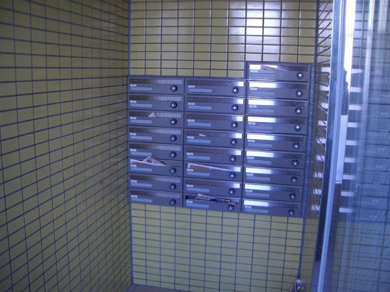 Entrance. Also equipped with dial post