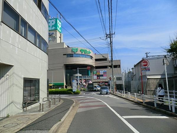 Shopping centre. 800m to Summit