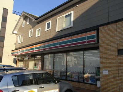 Convenience store. 600m to Seven-Eleven (convenience store)