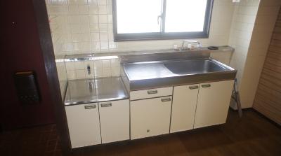 Kitchen. Is a handy gas stove installation Allowed!