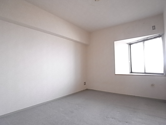 Other room space. There is a feeling of opening with a bay window.