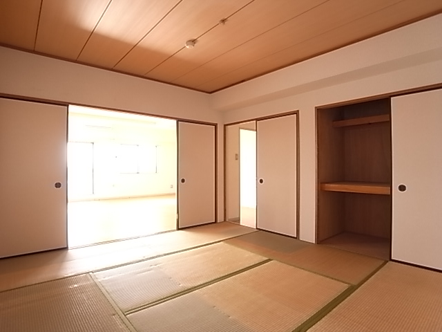 Other room space. Lighting of ・ Breathability are both good.