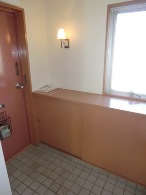 Entrance. A spacious entrance