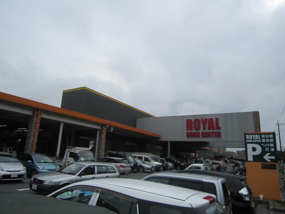 Home center. 1700m to Royal