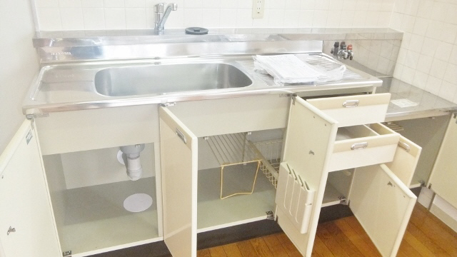 Kitchen. Kitchen lower receiving