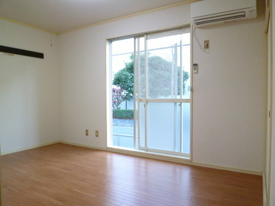 Living and room. It is a good Western-style per yang south