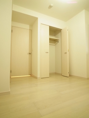 Receipt. The bedrooms are also available closet!