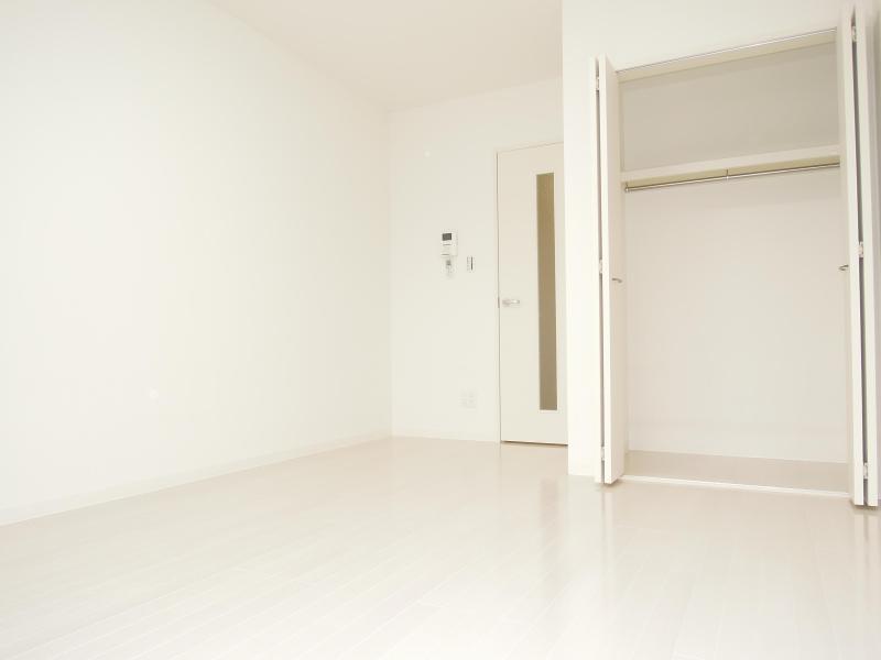 Receipt. Also equipped with a large closet. You can also apply, such as suit