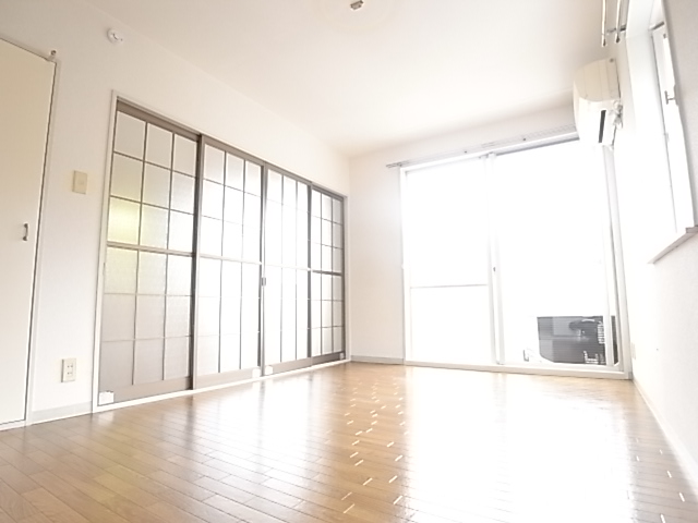 Other room space. It has air-conditioned rooms.