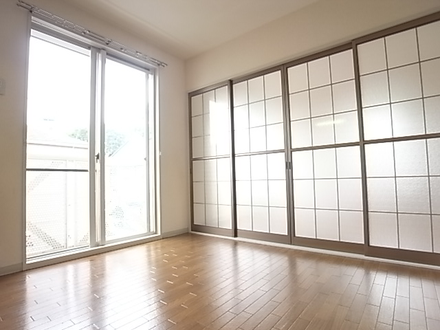 Living and room. Chaimashou connected with the side of the room!