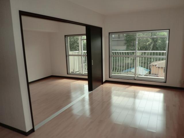Living. The partition of the Western-style in open space if Nakuse
