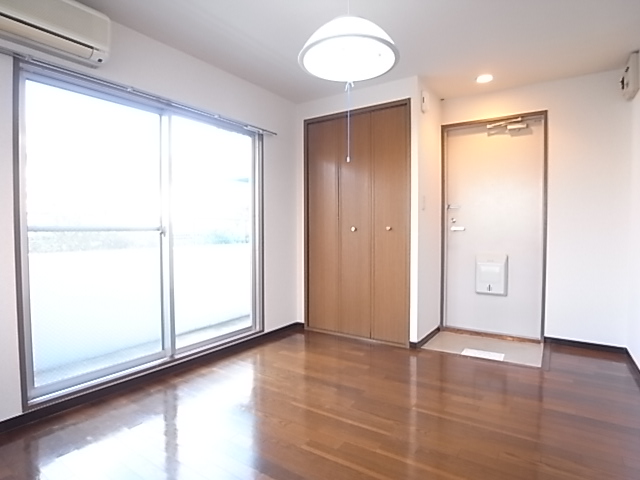 Other. Toho ・ Nihon close. It is conveniently located to go to school.