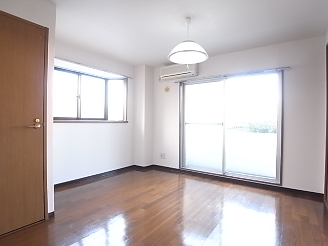 Other room space. Bay windows with a Western-style is bright lighting surface is also rich.